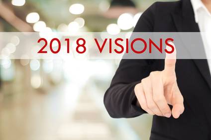 photo : Businesswoman hand touching 2018 visions button over blur office background, banner with copy space, annual plan for success in business concept
