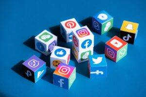 "Comment ont évolué les réseaux sociaux avec le confinement ?", Karine Mahieux Social Media Manager – Coach en stratégies numériques