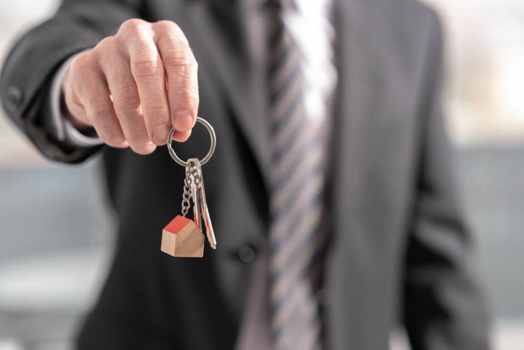 photo : Estate agent offering house keys