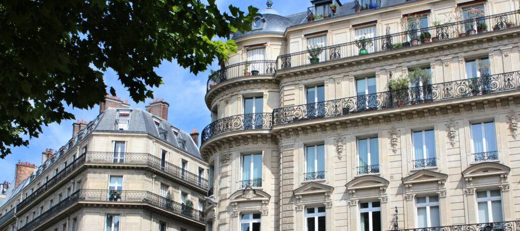 photo : Paris / Façades d'immeubles haussmanniens
