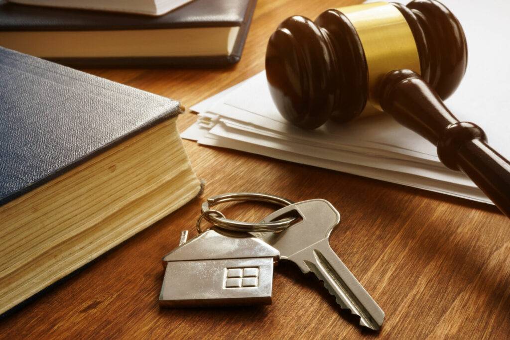 photo : Property law concept. Key from real estate and gavel.