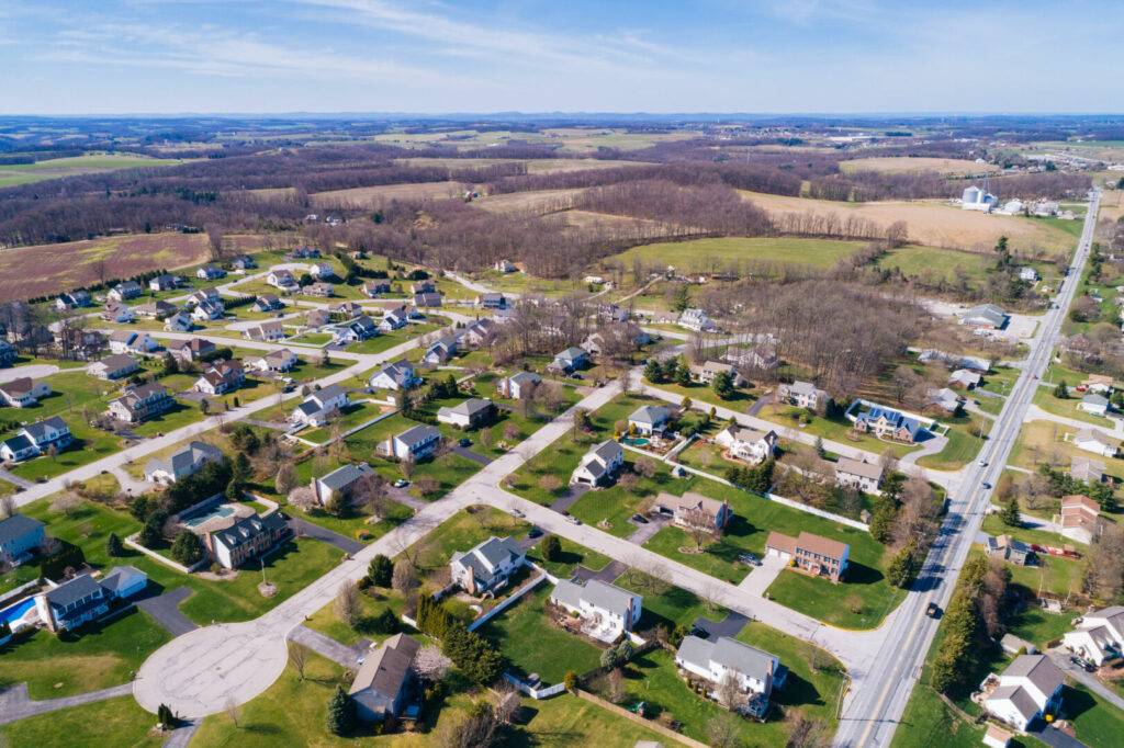 photo : Aerial view of suburban housing developments in Shrewsbury, Penn