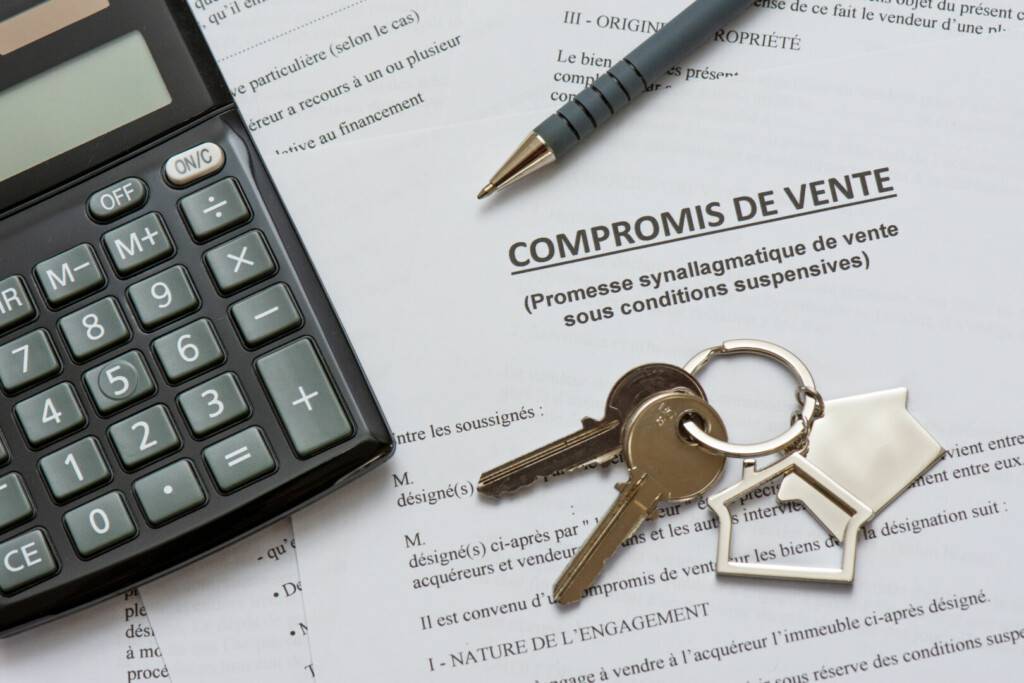 photo : Compromis de vente, trousseau de clés, calculette et stylo. Concept d'achat immobilier, France
