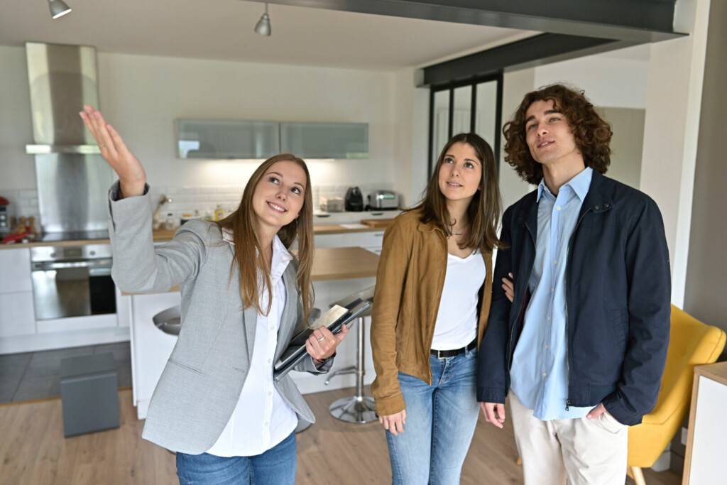 photo : Young couple visiting modern apartment