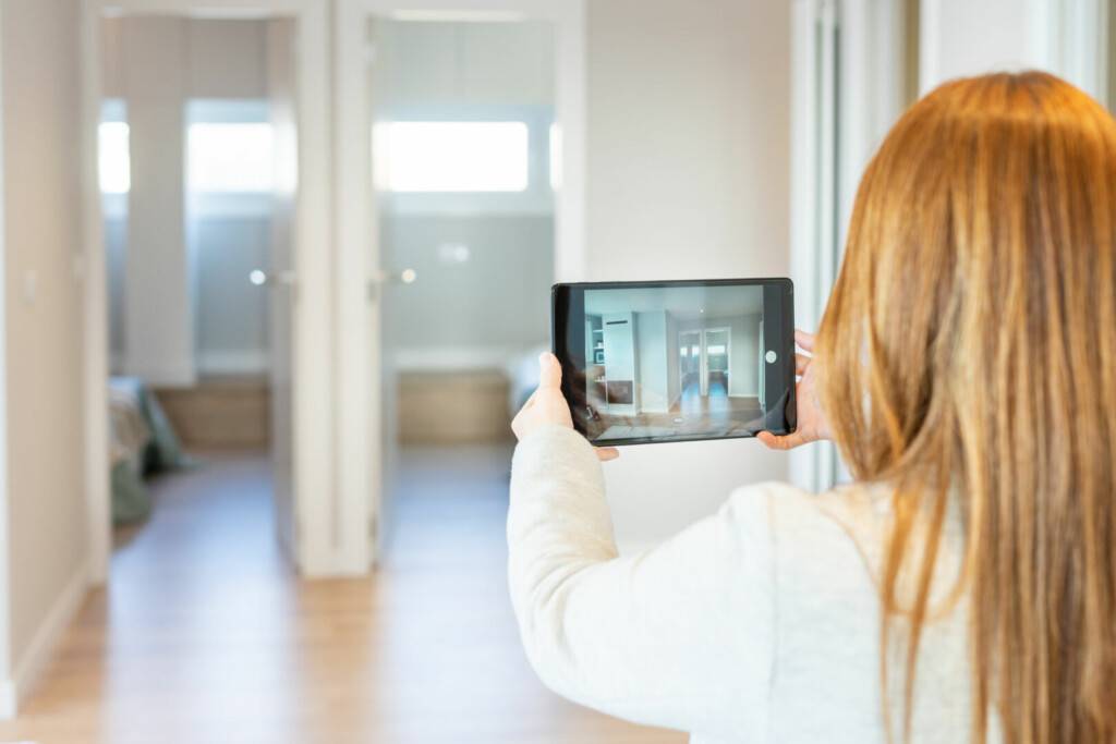 photo : Real estate agent conducts virtual tour to show a property to clients via video call