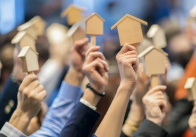 Enchères immobilières : une alternative stratégique pour les investisseurs et les professionnels avisés