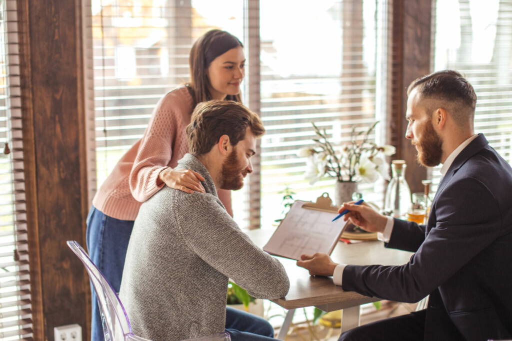 photo : Family couple meeting with agent in office, buying, renting apartment or house.