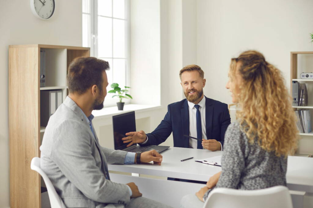 photo : Couple meeting with insurance broker, bank manager, real estate agent or mortgage advisor