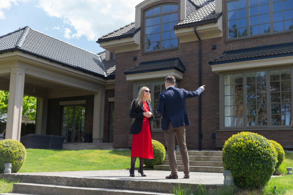 photo : Property manager shows cottage residence to client