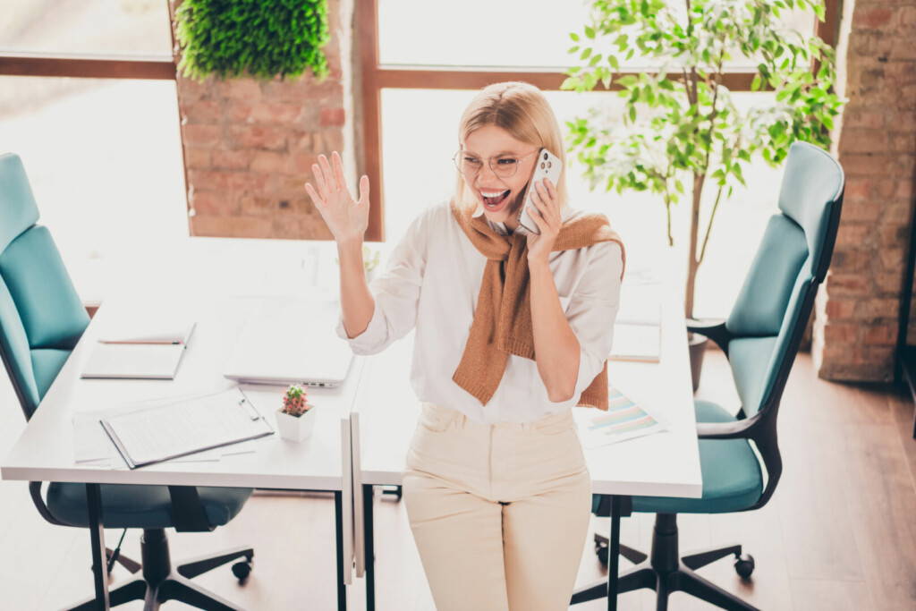 photo : Photo portrait of pretty young girl scream angry phone call wear trendy outfit modern workplace success business owner home office