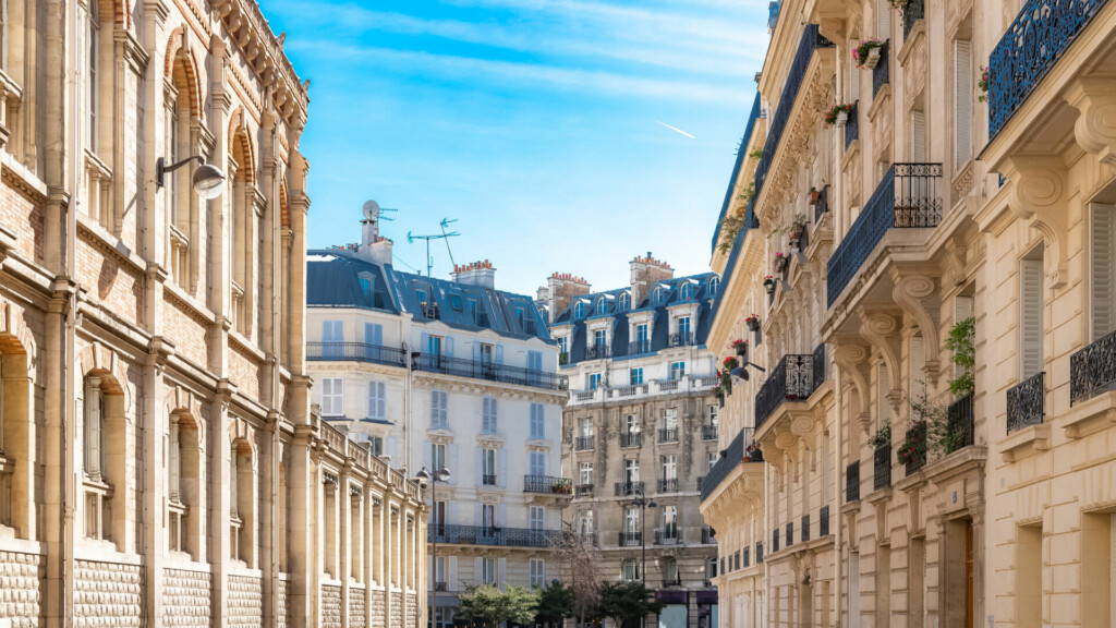 photo : Paris, beautiful buildings boulevard des Batignolles, typical pa