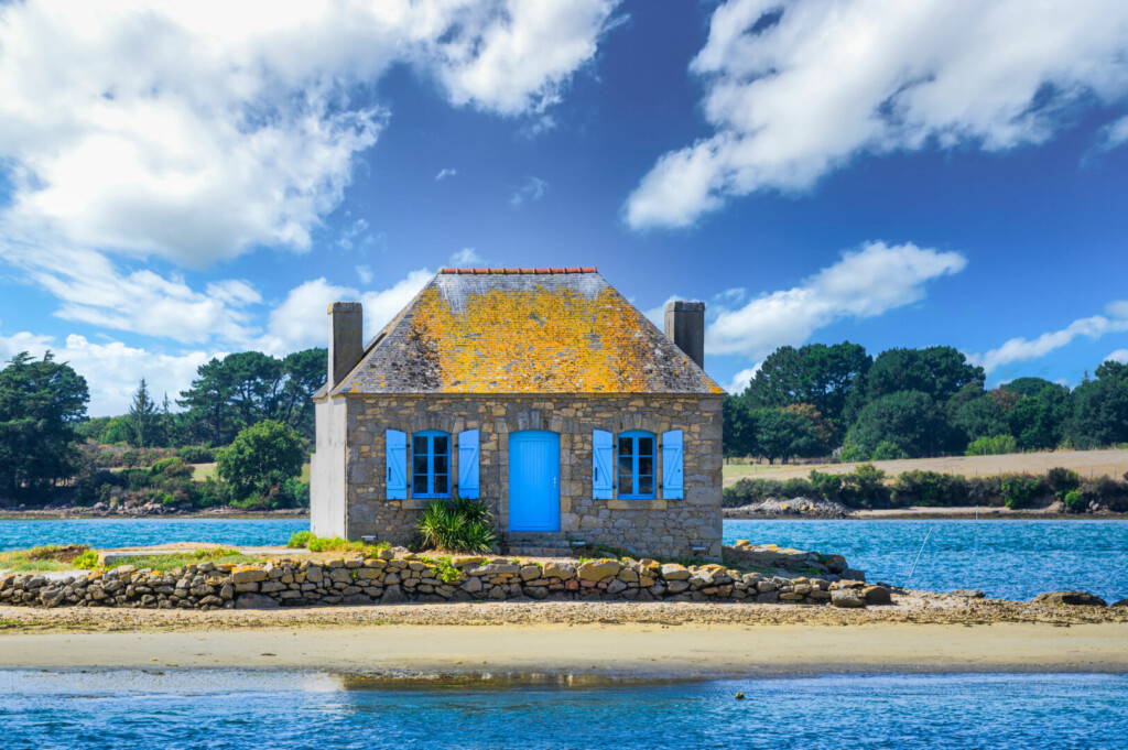 photo : An old fishing house on small island in the Etel River, Ile de Saint-Cado, Brittany, France.