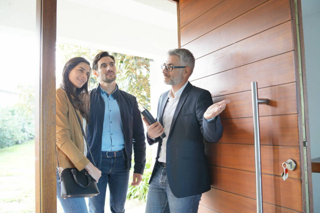 photo : Couple with real-estate agent visiting modern house