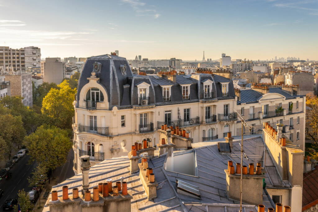 photo : Aerial view of the roofs of Paris, France typical Haussmann building