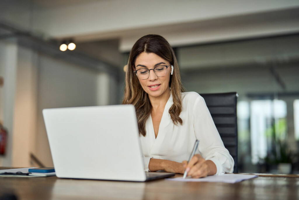 photo : Mature business woman having hybrid call meeting or remote online job interview.