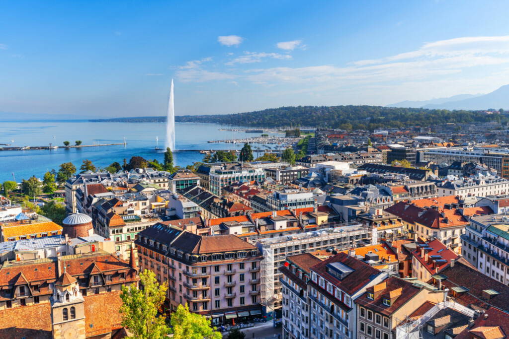 photo : Geneva, Switzerland Cityscape Overlooking the Lake and Fountain