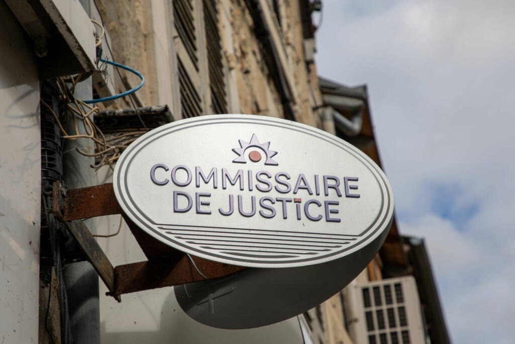 photo : commissaire de justice logo brand and text sign in france means office bailiff commissioner of justice in French on wall entrance