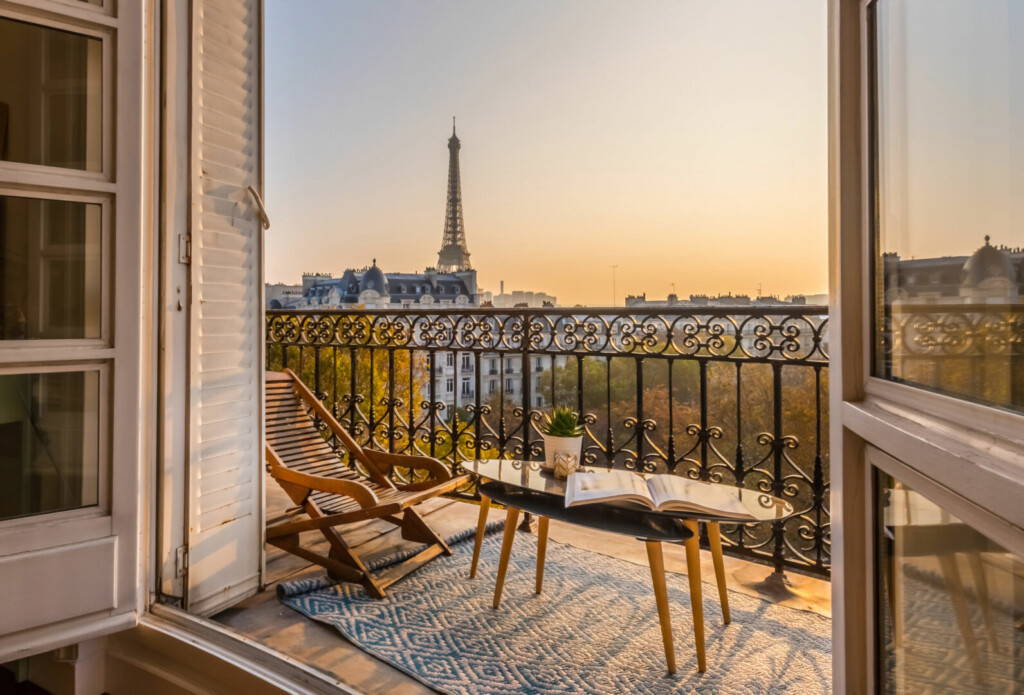 photo : beautiful paris balcony at sunset with eiffel tower view