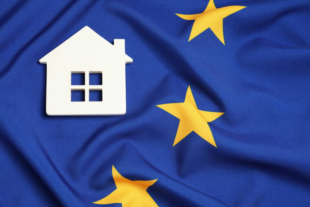 photo : House model on flag of European Union, top view. Space for text