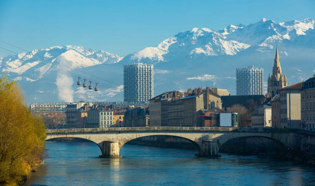 photo : Grenoble with cable car against backdrop of snowy Alps