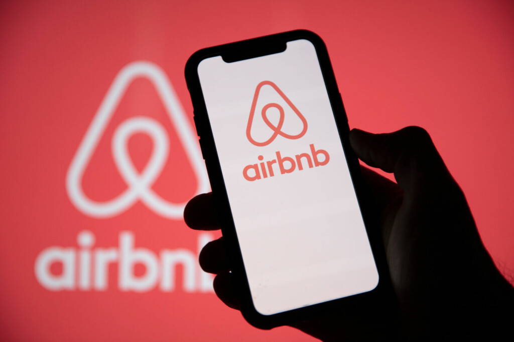 photo : LONDON, UK - May 15 2020: Airbnb home holiday rental logo on a smartphone screen