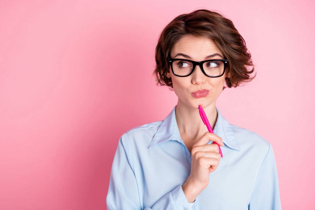 photo : Close-up portrait of her she nice attractive creative brainy minded intelligent brown-haired girl overthinking creating solution copy space isolated over pink pastel color background