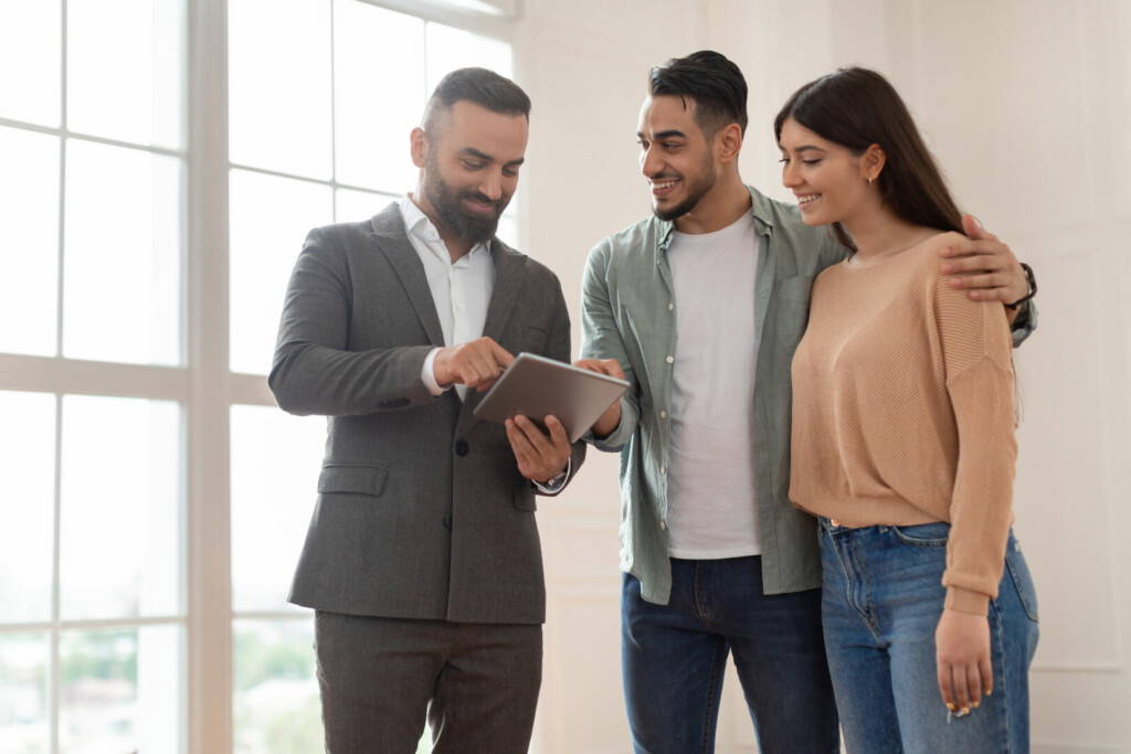 photo : Couple Buying New Apartment, Realtor Showing Tablet