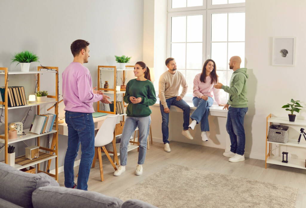 photo : People friends meeting together, talking and sharing news and stories gathering at home.