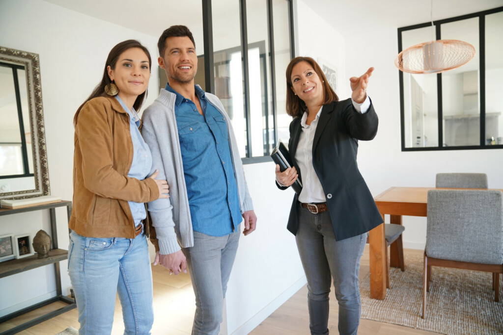 photo : Couple with real-estate agent visiting house for sale