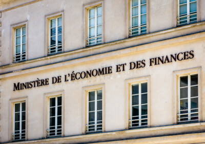 TVA des mandataires immobiliers : la réforme suspendue jusqu’en 2026