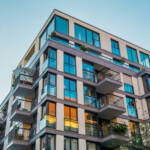 Faciliter la transformation des bâtiments en logements : la proposition de loi définitivement adoptée