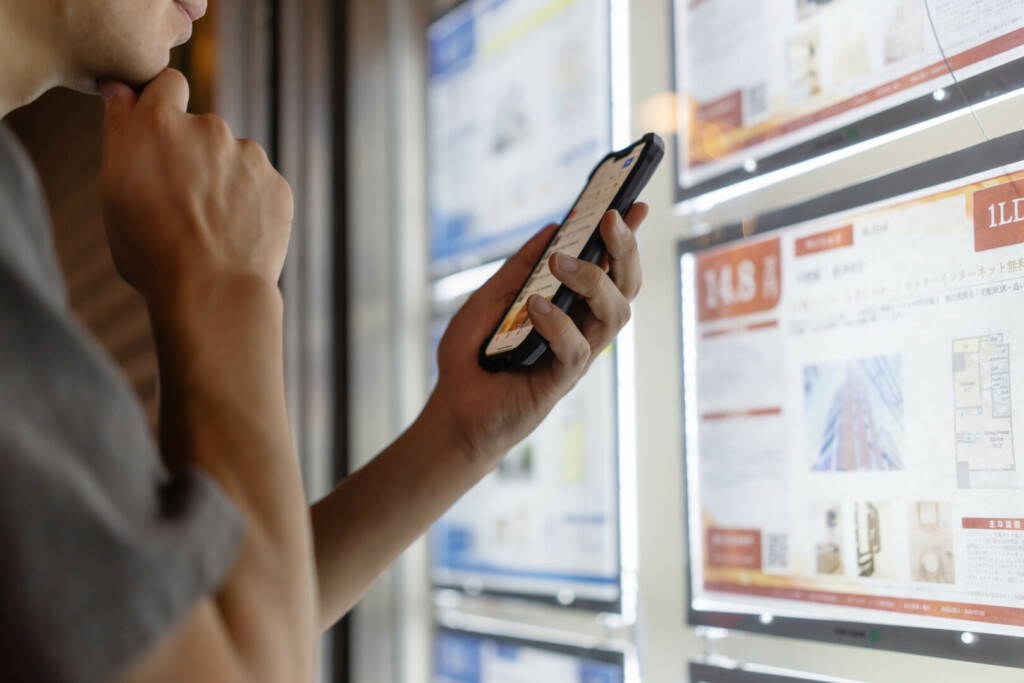 photo : 不動産を探す男性