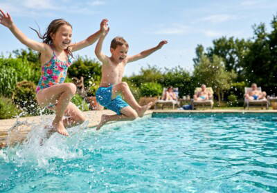 Jeux d&rsquo;enfants et piscines privées : jusqu&rsquo;où va le trouble anormal de voisinage ?